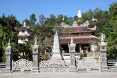 Белый сидящий Будда и пагода