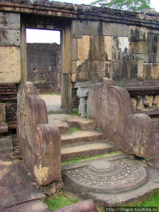 Вход в храм Полоннарува, Шри-Ланка