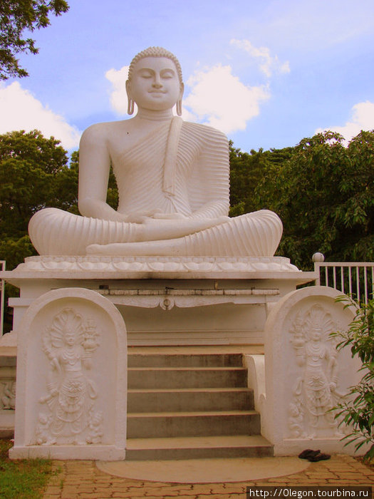 Будда на дороге перед въездом в старый город Полоннарува, Шри-Ланка