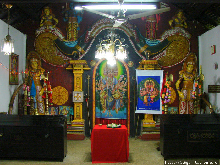 В индуистском храме Шри-Ланка