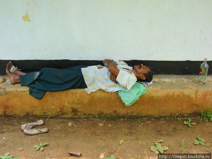 За углом монастыря уже спят с бутылкой Шри-Ланка