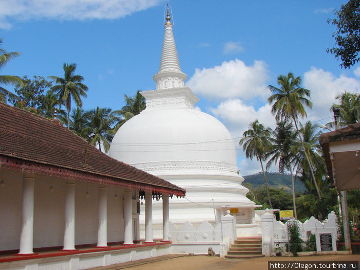 Ступа в каждом буддистском храме Шри-Ланка