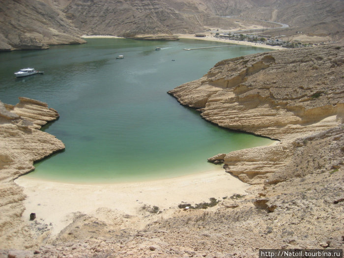 Oman Diving Center, справа вверху центральный офис, кафе, ресторан, шезлонги и домики Маскат, Оман