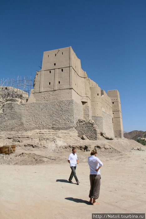 Это уже городок Bahla, недалеко от Низвы. Это форд 14 века, сейчас на реставрации Маскат, Оман