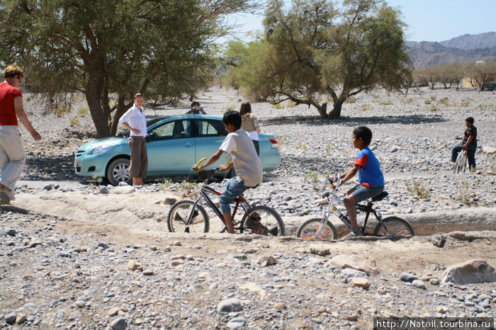 Плутая без карты мы заехали в это местечко, недалеко от Bahla, деревушка — 5 домов и никого, кроме это велосипедистов. Маскат, Оман