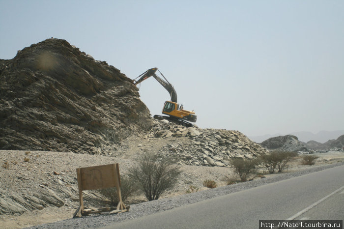 здесь будет новая дорога, их всегда поддерживаю в хорошем состоянии, пробок не видела ни разу — дорого много Маскат, Оман