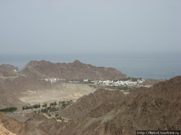 вид на дворец султана, внизу видна дорога Al Bustan, а мы фотографируем с дороги Qantab Road, которая ведет в Oman Diving Center Маскат, Оман