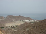 вид на дворец султана, внизу видна дорога Al Bustan, а мы фотографируем с дороги Qantab Road, которая ведет в Oman Diving Center