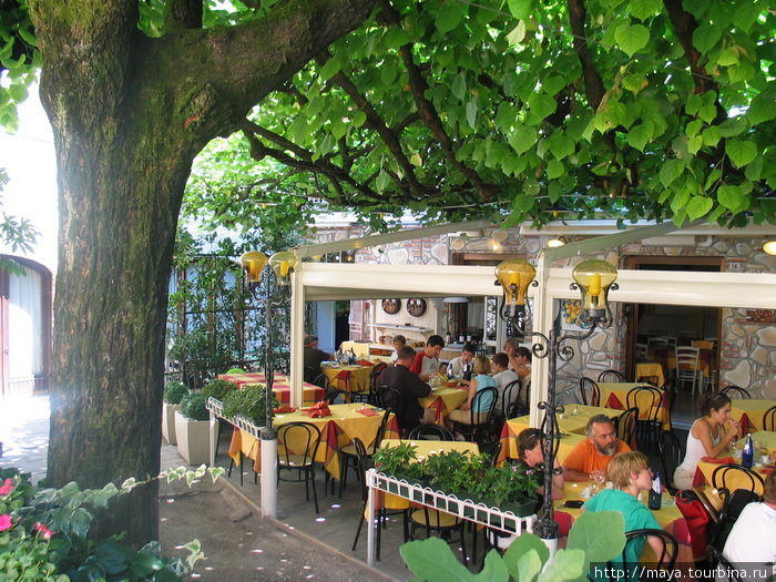 Кафе и магазинчики тут просто замечательные Сирмионе, Италия