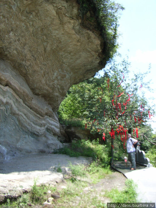 Пещерные даосские храмы в окрестности Наньянь Уданшань, Китай