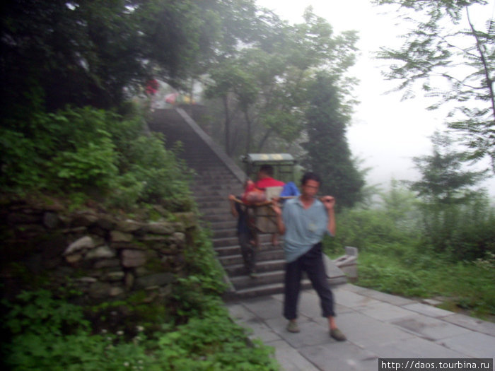Покорять горные вершины на паланкинах Уданшань, Китай
