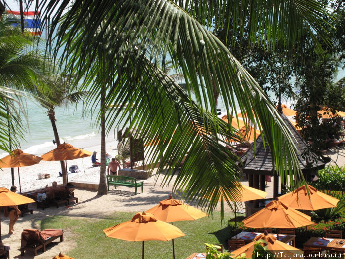 вид сверху на пляж при отеле Хуа-Хин, Таиланд