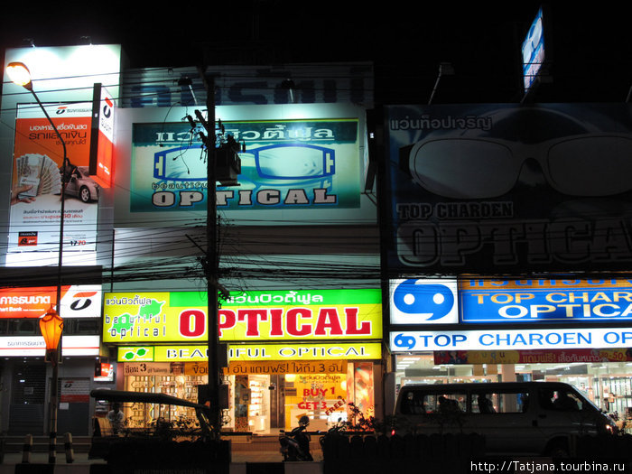 всюду оптики   в центре города Хуа-Хин, Таиланд