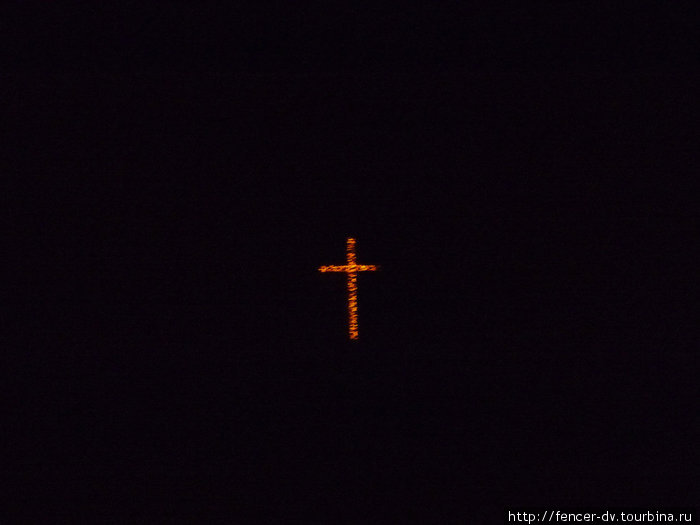 В Грузии вообще и в Тбилиси в частности принято расставлять на святых местах освещенные кресты. Тбилиси, Грузия