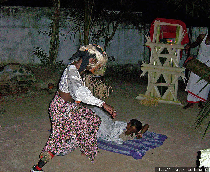Женщина — дух болезни, рядом — изображающий больного мальчика Шри-Ланка