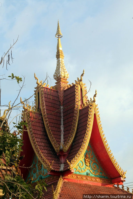 Типичная крыша небольшой часовни Вьентьян, Лаос