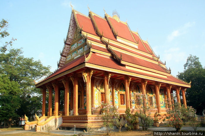 Типичнейший храм — такой можно увидеть где угодно в Таиланде — и в столице Лаоса Вьентьян, Лаос