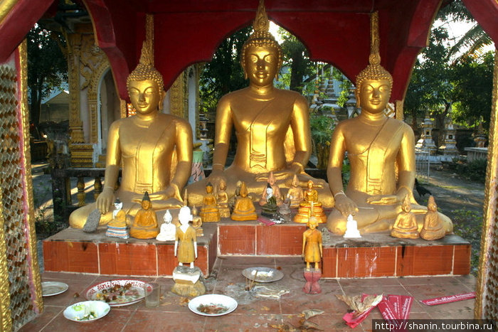Золотые Будды — большие и маленькие Вьентьян, Лаос
