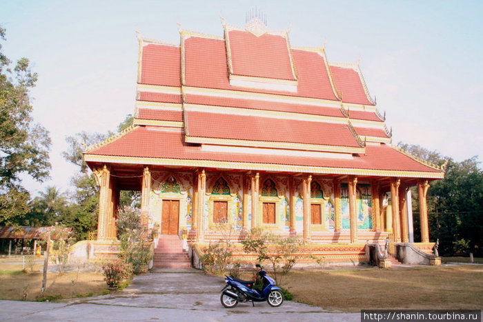 На территорию любого монастыря можно заехать и на мотоцикле — вход открыт для всех (только на ночь двери закрывают) Вьентьян, Лаос