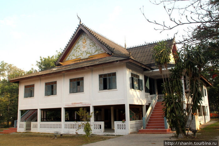 Двухэтажный храм. На первом этаже — склад, на втором — место для молитв Вьентьян, Лаос