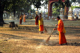Традиционная утренняя уборка. Все монахи — независимо от статуса — подметают территорию монастыря