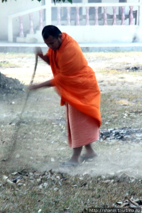 Настоятель монастыря — с метлой, весь в пыли... Вьентьян, Лаос
