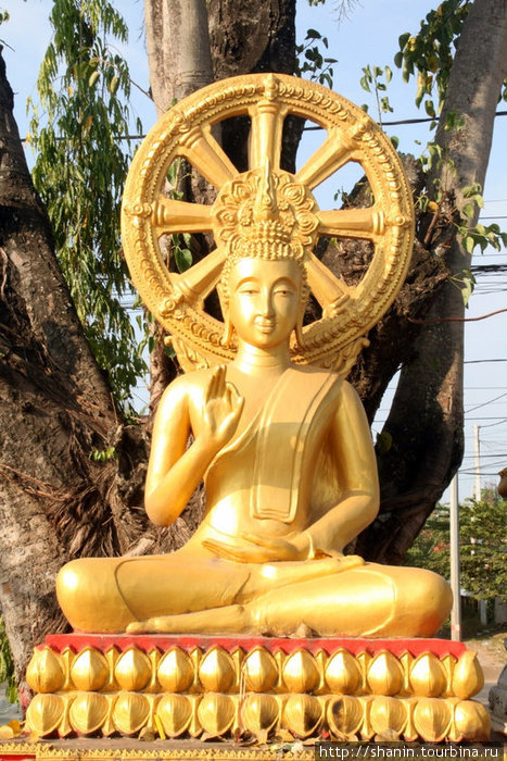 Золотой Будда с колесом Дхармы Вьентьян, Лаос