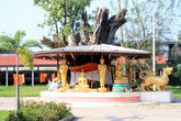 Будды и лев под деревом