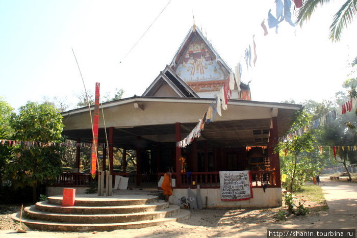 Классический деревенский храм — место для молитв, еды и медитаций, без претензий на дорогие статуи Вьентьян, Лаос