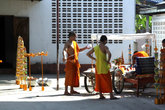 Монахи разбираются с украшениями к празднику
