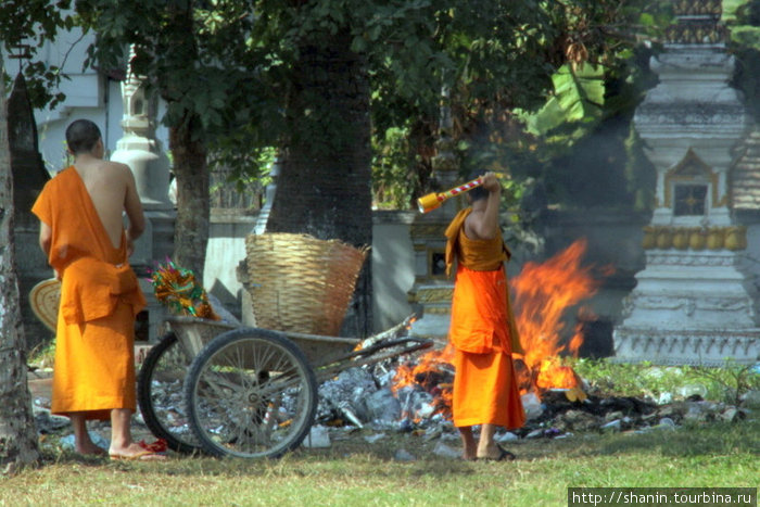 Монахи сжигают старые украшения Вьентьян, Лаос