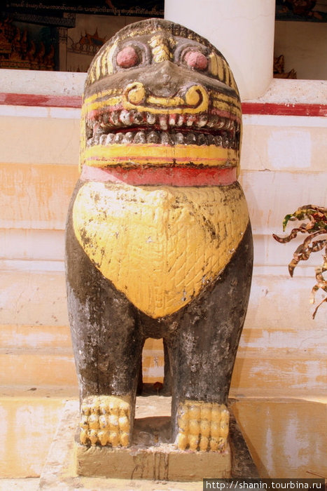 Лев, охраняющий вход в храм Вьентьян, Лаос