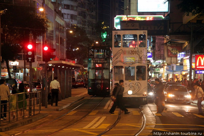 Ночь в Гонконге — наземный транспорт продолжает работать Гонконг