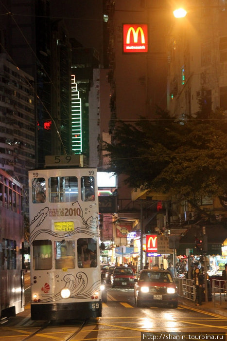 Ночью на улице Гонконга Гонконг