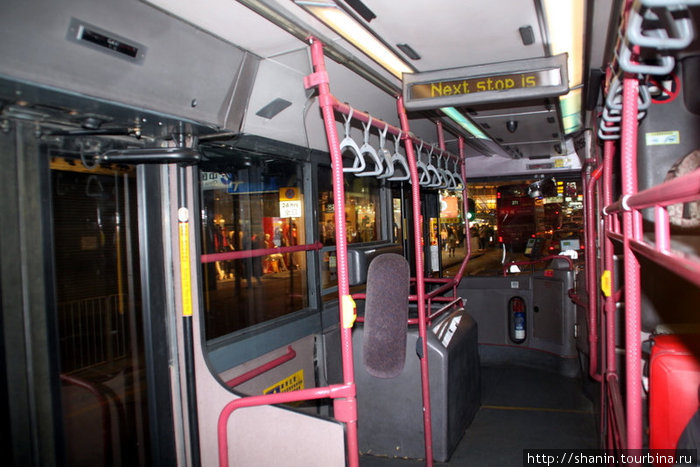 Ночью автобусы часто бывают совершенно пустые — но продолжают ходить по расписанию Гонконг