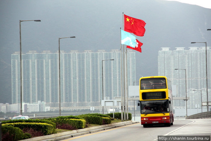 Двухэтажный автобус идет в аэропорт Гонконг
