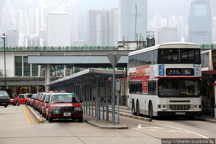 Автобусная остановка у паромной пристани Гонконг