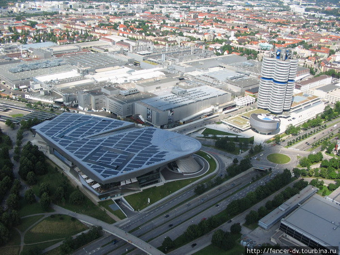 Вид с мюнхенской телебашни: слева выставочный комплекс, справа — сам музей. Мюнхен, Германия