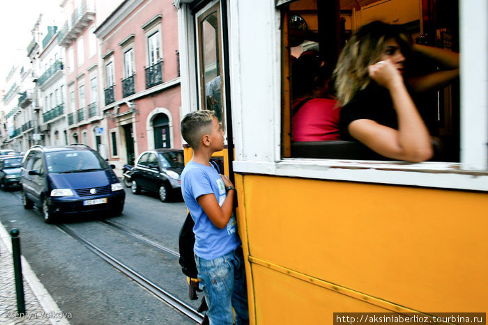 Лиссабон из окна трамвая Лиссабон, Португалия