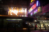 Ночью в Коулуне улицы освещены светом реклам