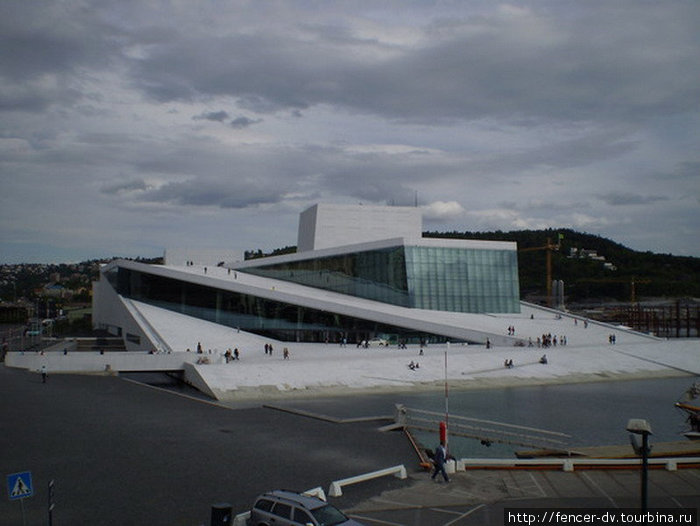 Описать архитектурные формы театра практически невозможно Осло, Норвегия