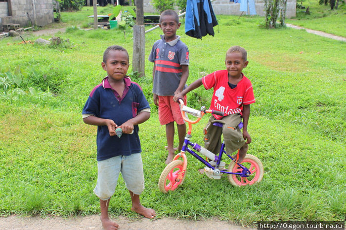 дети с деревень с большим интересом смотрят на путешественников Фиджи