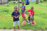 дети с деревень с большим интересом смотрят на путешественников