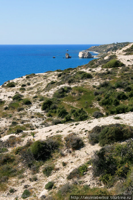 Впереди — пляж, где из морской пены появилась Афродита Пафос, Кипр