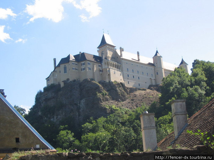 Замок высоко на горе, но к нему вполне можно подъехать на машине Розенбург-Мольд, Австрия
