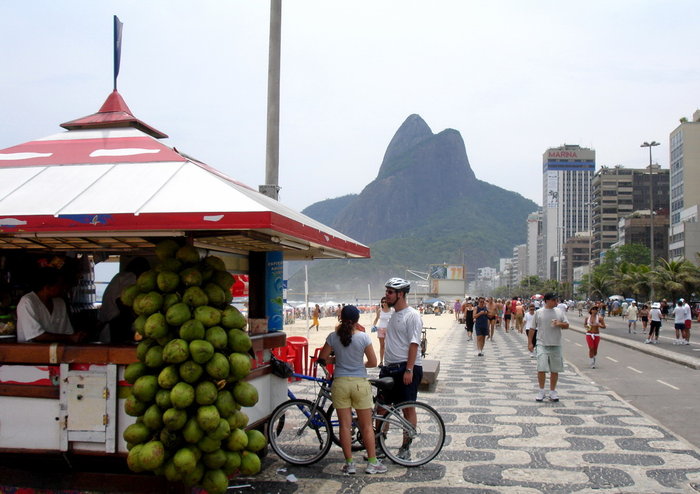 в жаркую погоду большим спросом пользуются кокосы, их молоко хорошо утоляет жажду Рио-де-Жанейро, Бразилия