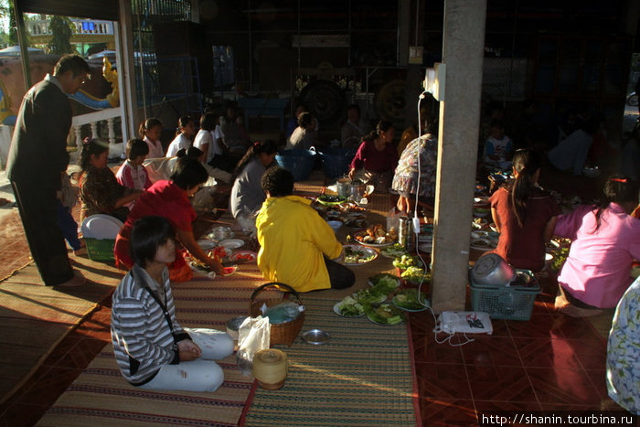 Праздник начинается рано-рано утром, с первыми лучами солнца с торжественного богослужения Удон-Тани, Таиланд