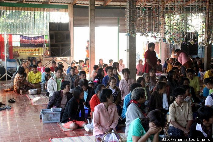 Местные жители рассаживаются в храме прямо на полу Удон-Тани, Таиланд