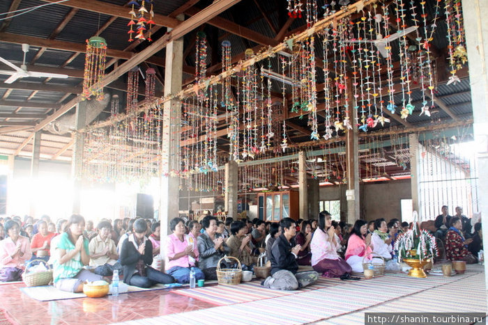Веревочки под потолком служат для передачи энергии от молящихся монахов мирянам Удон-Тани, Таиланд