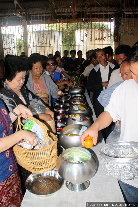 Пожертвования монахам — съедобные Удон-Тани, Таиланд